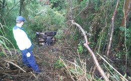 Tombamento de caminhão mobiliza bombeiros em SJCedro