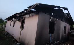 Incêndio em residência mobiliza Corpo de Bombeiros em Iporã do Oeste