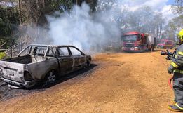  Carro é destruído pelo fogo em Campo Erê