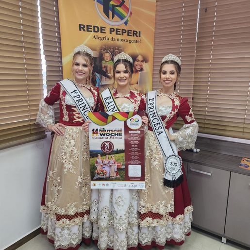 Soberanas de São João do Oeste visitam a Rádio Itapiranga