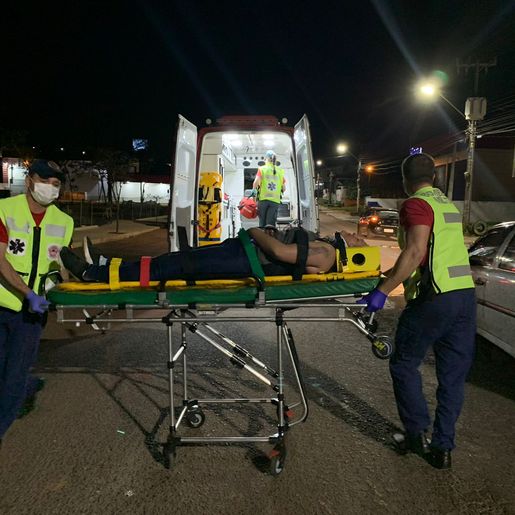 Motociclista realiza manobra proibida, derruba caroneira e foge em SMOeste 
