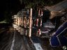Tombamento de carreta deixa motorista ferido na SC-305