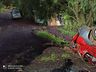 Veículo sai de pista, cai em barranco e quase atinge residência em SMOeste 