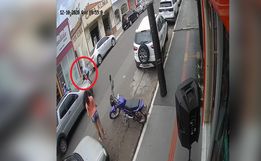 VÍDEO: Criança é salva de atropelamento pelo irmão 