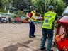Veículo colide em fachada de empresa em São Miguel do Oeste; vídeo
