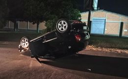 Capotamento na BR-282 deixa jovem de 21 anos com ferimentos leves em Pinhalzinho