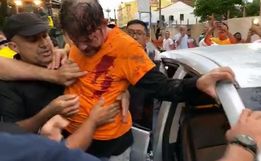 VÍDEO: Senador tenta entrar em batalhão com retroescavadeira e é baleado