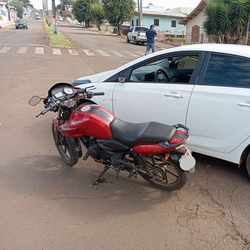 Motociclista fica ferido em colisão com carro no centro de Campo Erê