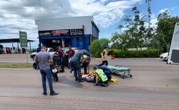 Motociclista fica ferido após colisão com carro na Willy Barth