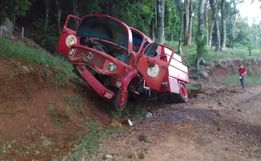 Caminhão do Corpo de Bombeiros fica destruído em acidente