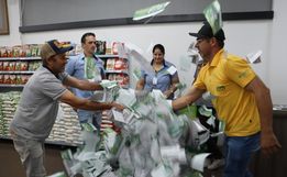 Cooper Itaipu faz sorteio de vales compras das filiais de Campo Erê