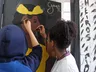 Alunos se inspiram e desenvolvem desenhos e frases para pintar as portas da escola