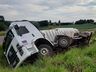 Caminhão sai da pista e tomba às margens da SC 163, em Iporã do Oeste