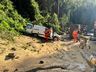 Carreta tomba sobre carros e deixa uma pessoa morta no Oeste