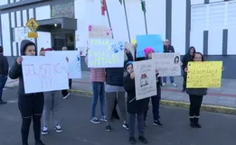 Caso de estupros em escola de SC tem protesto e diretora afastada