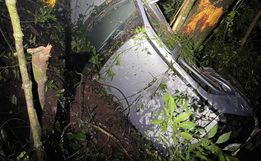 Carro cai em ribanceira após saída de pista na SC-283 em Riqueza