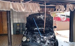 Carro pega fogo dentro da garagem de casa em Cunha Porã