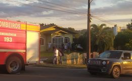 Colisão entre carros termina com veículo atingindo residência em São Lourenço 