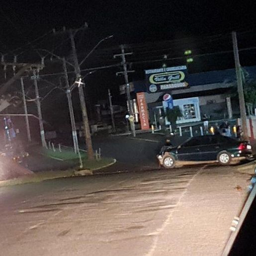 Carro bate em poste na Willy Barth e deixa parte de SMOeste sem energia elétrica
