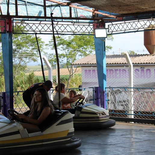 Diversos brinquedos fazem a diversão das famílias na Faismo 2025