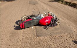 Homem fica ferido em colisão entre moto e carro em Itapiranga