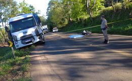 Acidente entre moto e caminhão deixa um morto na SC 386