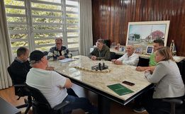 Prefeito de São José do Cedro discute investimentos e projetos musicais com a banda municipal