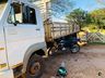 Jovem sofre ferimentos em colisão lateral de moto e caminhão