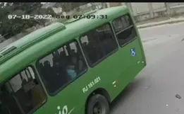 Motociclista vai parar embaixo da roda de ônibus e sai andando; veja