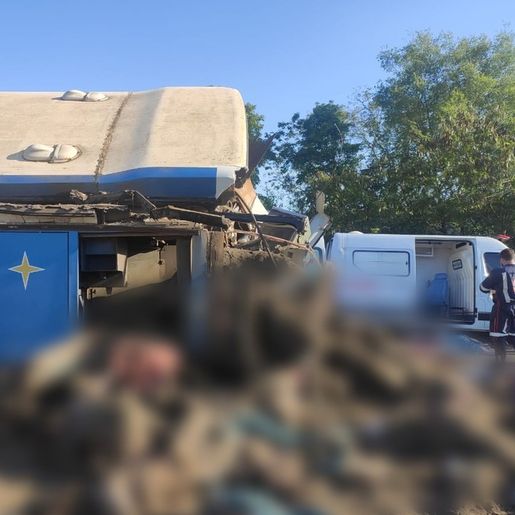 Acidente entre ônibus e caminhão deixa 41 mortos em SP