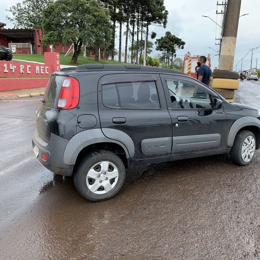 Motorista passa mal e colide com o carro contra poste em SMOeste 