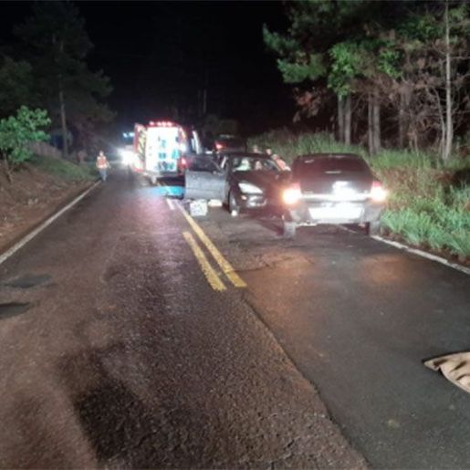 Colisão frontal deixa duas pessoas férias na SC-305
