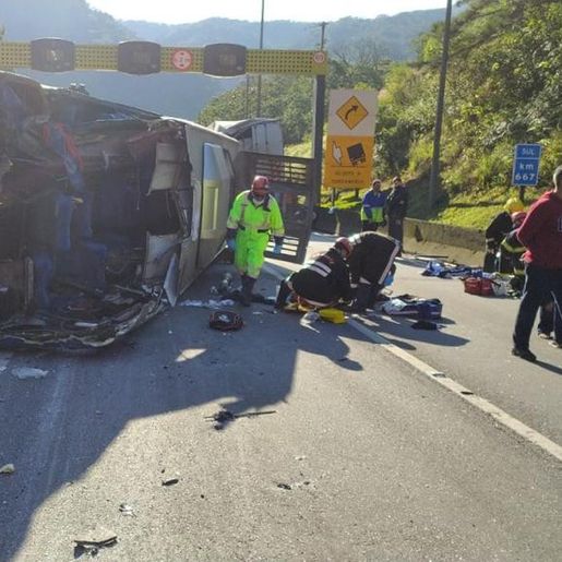 Acidente com o ônibus do Umuarama Futsal deixa mortos e feridos na região de Curitiba