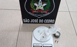Duas pessoas são presas por tráfico de drogas