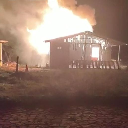 Incêndio destrói casa no interior de Campo Erê nesta madrugada 
