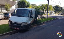 Motorista evita acidente com van sem freio no centro