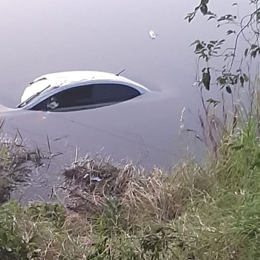 Veículo sai da pista e cai em açude no interior de Belmonte