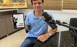 Jovem lança livro sobre oratória após superar medo de falar em público