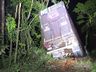 Caminhoneiro sai da pista e desce ribanceira de 30 metros na BR-158 em Palmitos