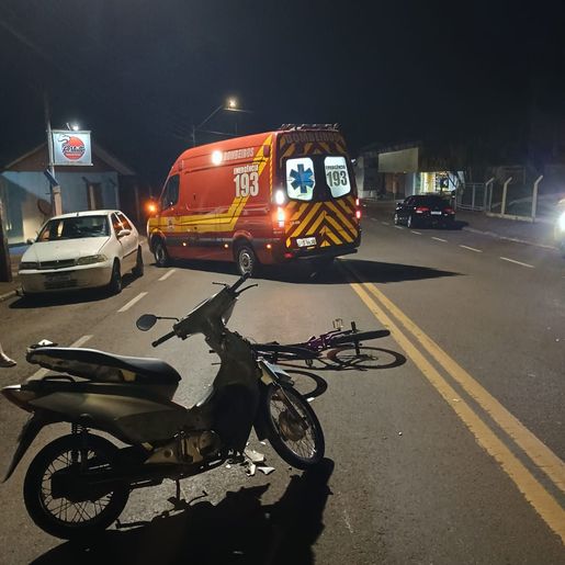 Adolescente fica ferido em colisão entre moto e bicicleta
