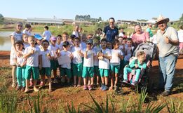 Alunos fazem visita ao Lago Municipal e participam de plantio de árvores em Cedro