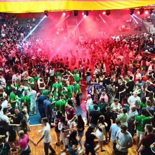 43ª Oktoberfest: Bailões agitam o público na noite deste sábado