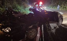 Contêiner solta de caminhão, atinge carro e deixa 2 pessoas mortas em SC