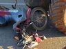 Colisão frontal entre moto e trator deixa rapaz ferido na linha Cristo Rei