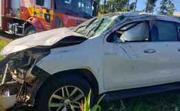 Caminhonete capota após colisão na SC 163 