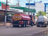 Bombeiros trabalham no rescaldo do incêndio no Super Vipi Center