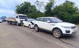 Acidente envolve dois carros e um caminhão na BR 163, entre SMO e Guaraciaba 