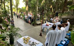 Fiéis participam de missa na Gruta Nossa Senhora de Lourdes em São Miguel do Oeste