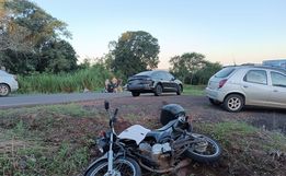  Colisão traseira entre carro e moto deixa mulher ferida na SC-496 em SJO