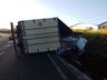 Caminhoneiro sofre escoriações em tombamento na BR-282